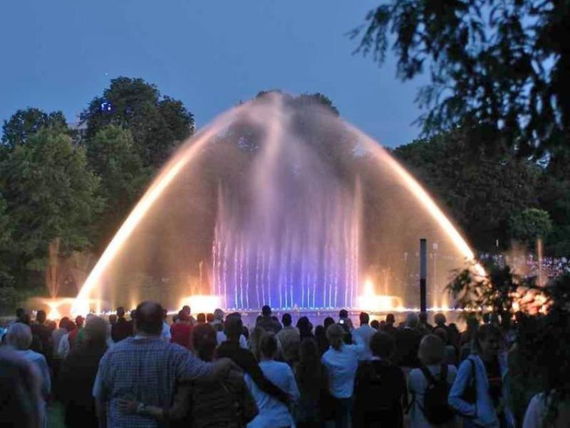 Bunte Wasserlichtkonzerte im Park